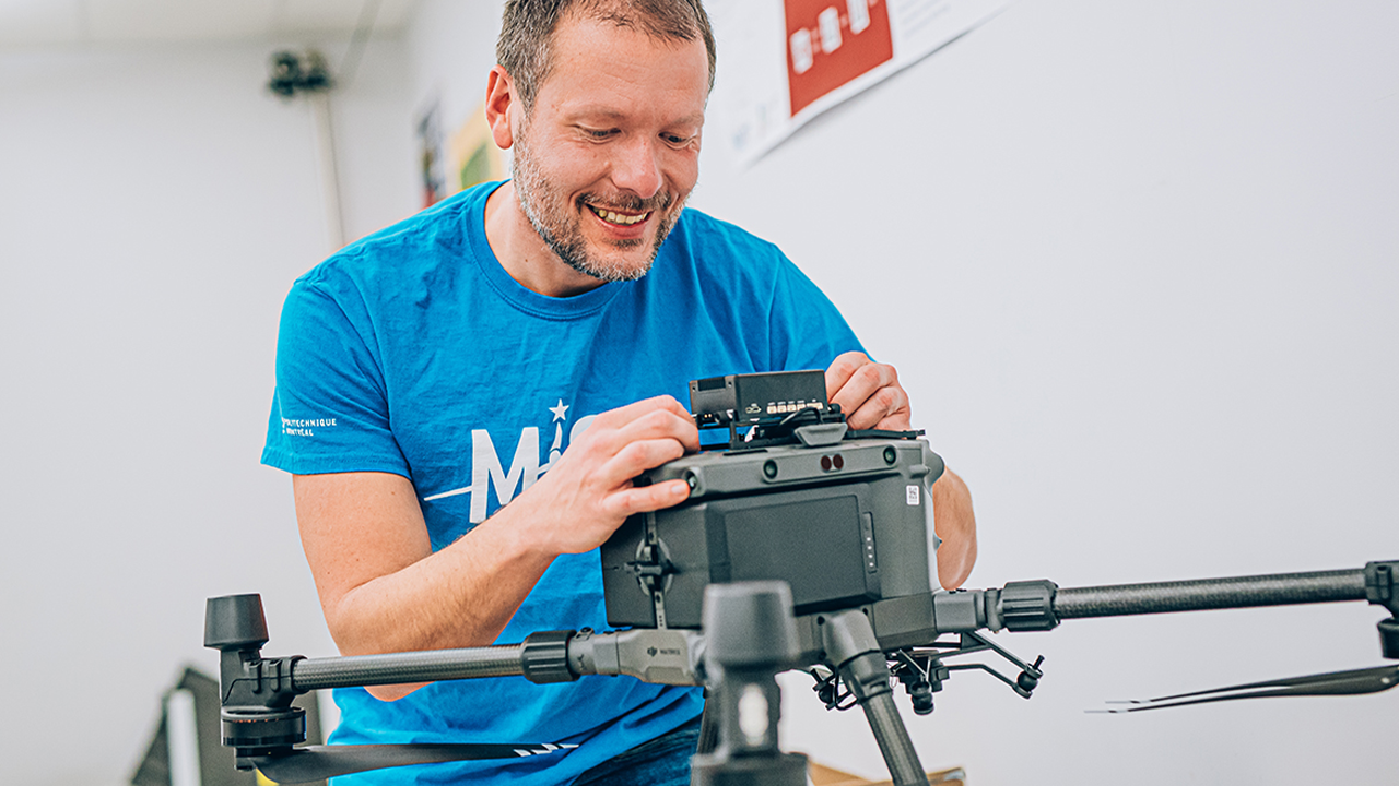Le professeur Giovanni Beltrame avec un de ses drones