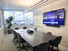 Grande salle de travail en équipe