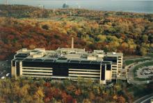 Le pavillon principal de Polytechnique, 1998; 