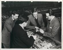 Salle des collections de minéralogie et de géologie en 1948.
