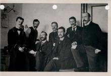 Anciens étudiants de l'École Polytechnique, vers 1892. On peut reconnaitre Émile Vanier (à l'extrême droite) diplômé de la premier promotion de 1877.