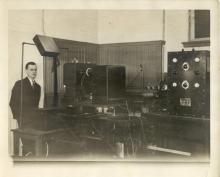J.-C Bernier lors des recherches pour la mise au point d'un appareil de télévision en 1933.