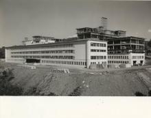 Construction du nouveau pavillon principal,1955;  