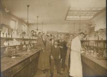 Laboratoire de chimie générale au début du 20e siècle. 