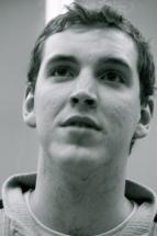 Origine de la relaxation logarithmique des défauts dans le Si post-implantation