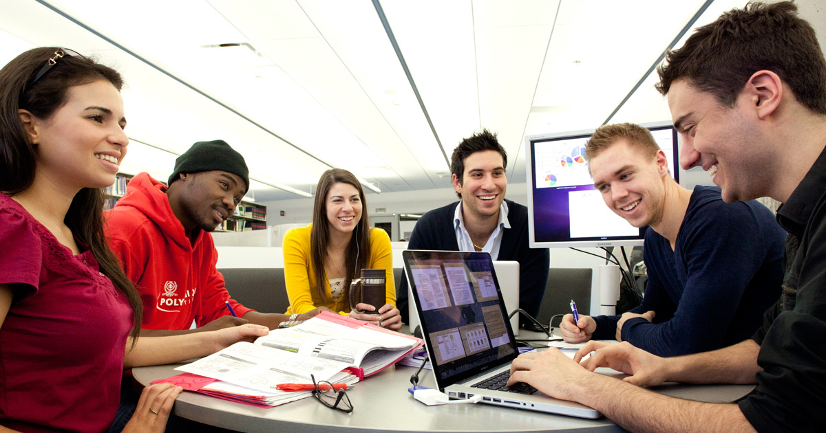 Des étudiants à Polytechnique Montréal Des étudiants à Polytechnique Montréal