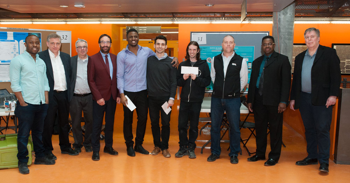 Les gagnants de prix du groupe 2 et le jury de l'édition de l’hiver 2018 du cours ELE3000 à Polytechnique Montréal. Les gagnants de prix du groupe 2 et le jury de l'édition de l’hiver 2018 du cours ELE3000 à Polytechnique Montréal.