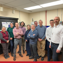Le professeur titulaire Gilles L'Espérance (au centre) avec l'équipe du Centre de caractérisation microscopique des matériaux de Polytechnique Montréal.