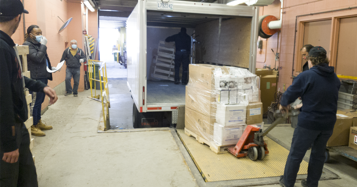 Des membres du personnel de Polytechnique et du CIUSS du Centre-Ouest-de-l’île-de-Montréal ont transféré dans un camion les palettes contenant le matériel de protection individuelle à l’intention du personnel soignant du réseau de la santé. Des membres du personnel de Polytechnique et du CIUSS du Centre-Ouest-de-l’île-de-Montréal ont transféré dans un camion les palettes contenant le matériel de protection individuelle à l’intention du personnel soignant du réseau de la santé.