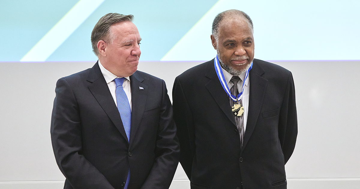 Le premier ministre François Legault et le professeur Samuel Pierre. (Photo : Ordre national du Québec) Le premier ministre François Legault et le professeur Samuel Pierre. (Photo : Ordre national du Québec)