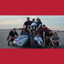 La délégation de la société technique Formule Polytechnique Montréal, avec leur monoplace et leur trophée, sur les lieux de l’édition 2018 de la compétition étudiante Formula SAE Lincoln, à Lincoln, au Nebraska. (Photo : Formule Polytechnique Montréal)