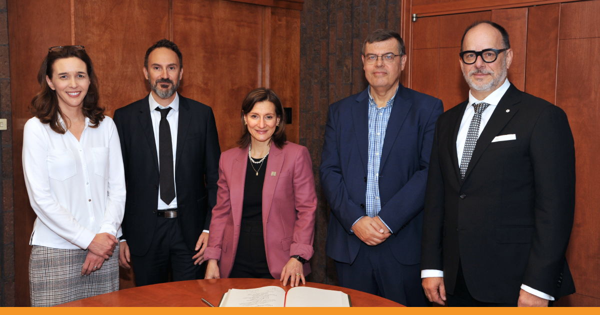 Signature du livre d'or pour l'Inauguration de l'Institut multidisciplinaire en cybersécurité et cyberrésilience (IMC2). (Photo : Denis Bernier) Signature du livre d'or pour l'Inauguration de l'Institut multidisciplinaire en cybersécurité et cyberrésilience (IMC2). (Photo : Denis Bernier)