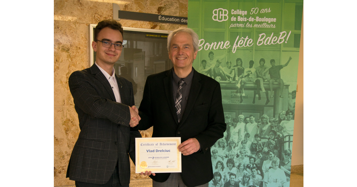 Vlad Drelciuc recevant les félicitations de Maurice Piché, directeur général du Collège de Bois-de-Boulogne Vlad Drelciuc recevant les félicitations de Maurice Piché, directeur général du Collège de Bois-de-Boulogne