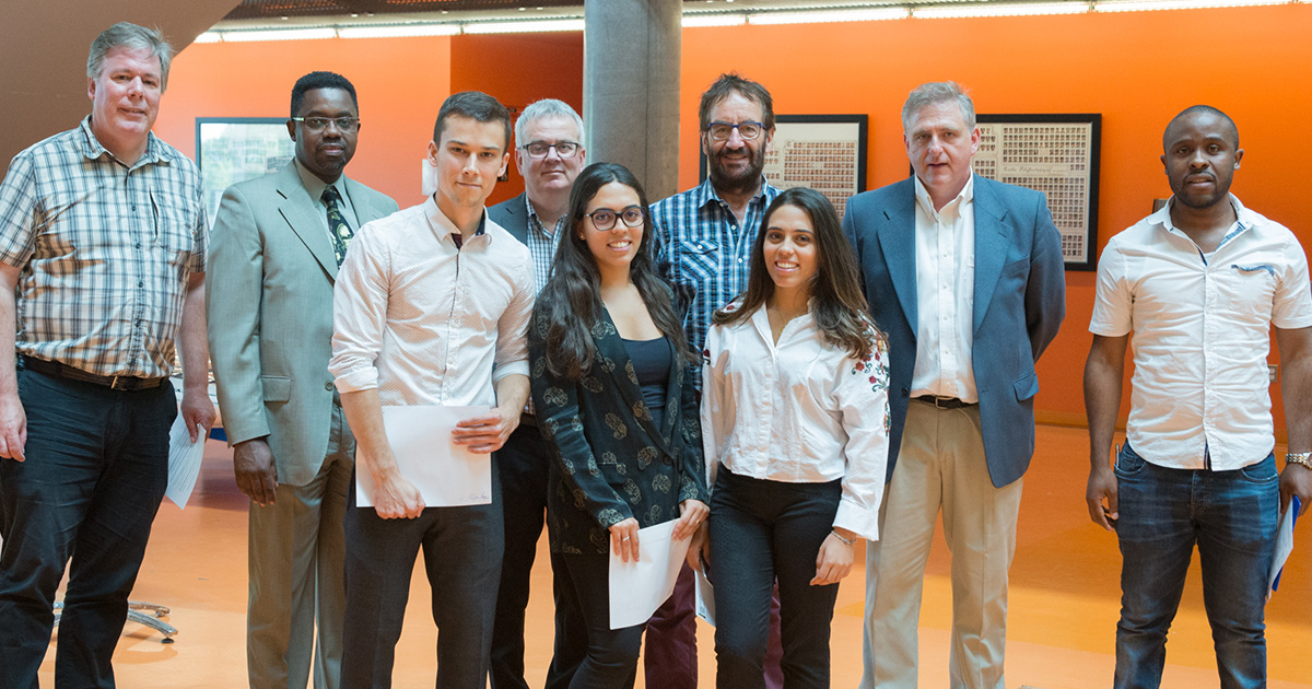 Les gagnants de prix et le jury de l'édition de l'été 2017 du cours ELE3000 à Polytechnique Montréal. Les gagnants de prix et le jury de l'édition de l'été 2017 du cours ELE3000 à Polytechnique Montréal.