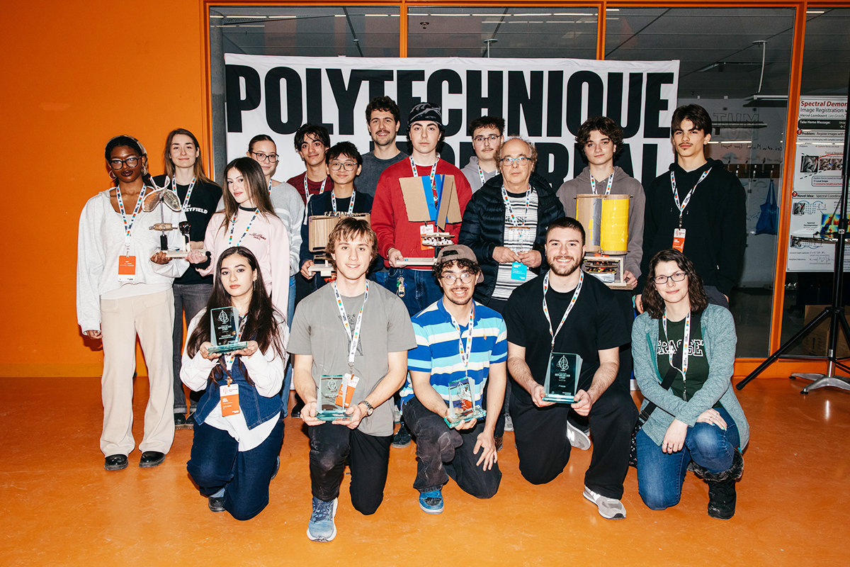 Les membres des équipes récompensées au concours « Déplace de l’air à Poly » 2026, avec leurs mentores et mentors. (Photo : Annie Diotte) Les membres des équipes récompensées au concours « Déplace de l’air » à Poly 2026, avec leurs mentores et mentors. (Photo : Annie Diotte)