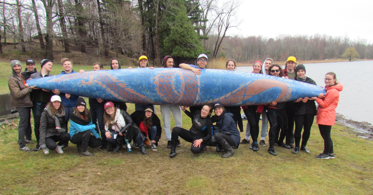 La délégation de la société technique Canoë de béton, avec l'embarcation « Lotus », sur les lieux de la compétition étudiante de la conférence Upstate New York, à Rochester, aux États-Unis.
