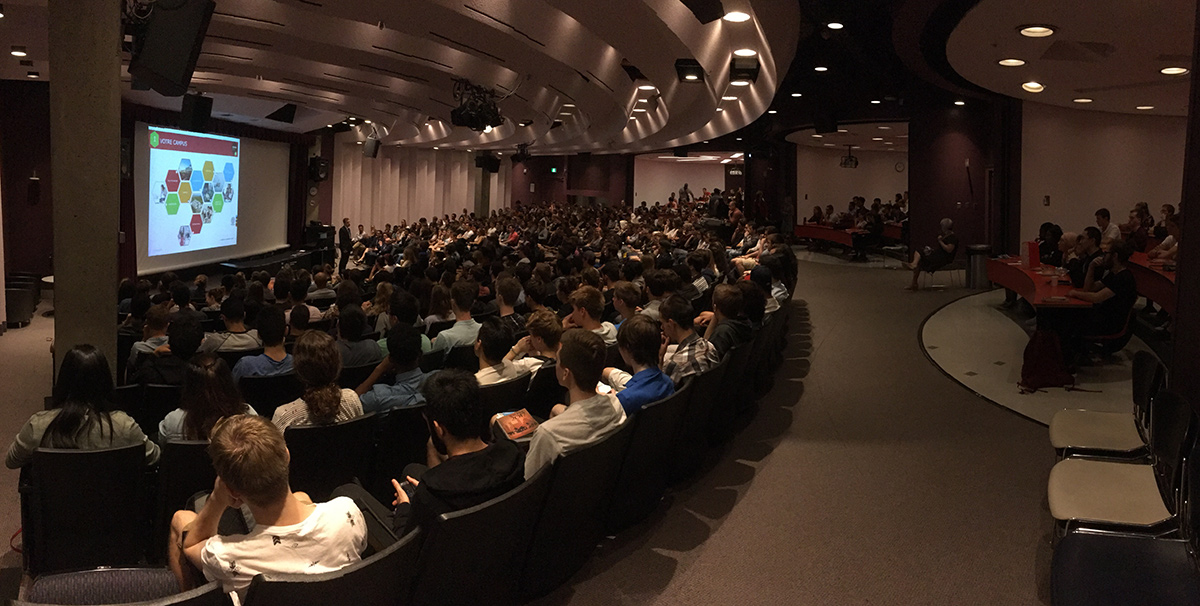 Activité d'accueil de nouveaux étudiants à l'Amphithéâtre Bernard-Lamarre Activité d'accueil de nouveaux étudiants à l'Amphithéâtre Bernard-Lamarre