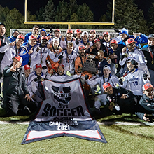 Les joueurs et les membres du personnel des Carabins célèbrent leur victoire en championnat national. (Photo : U SPORTS)