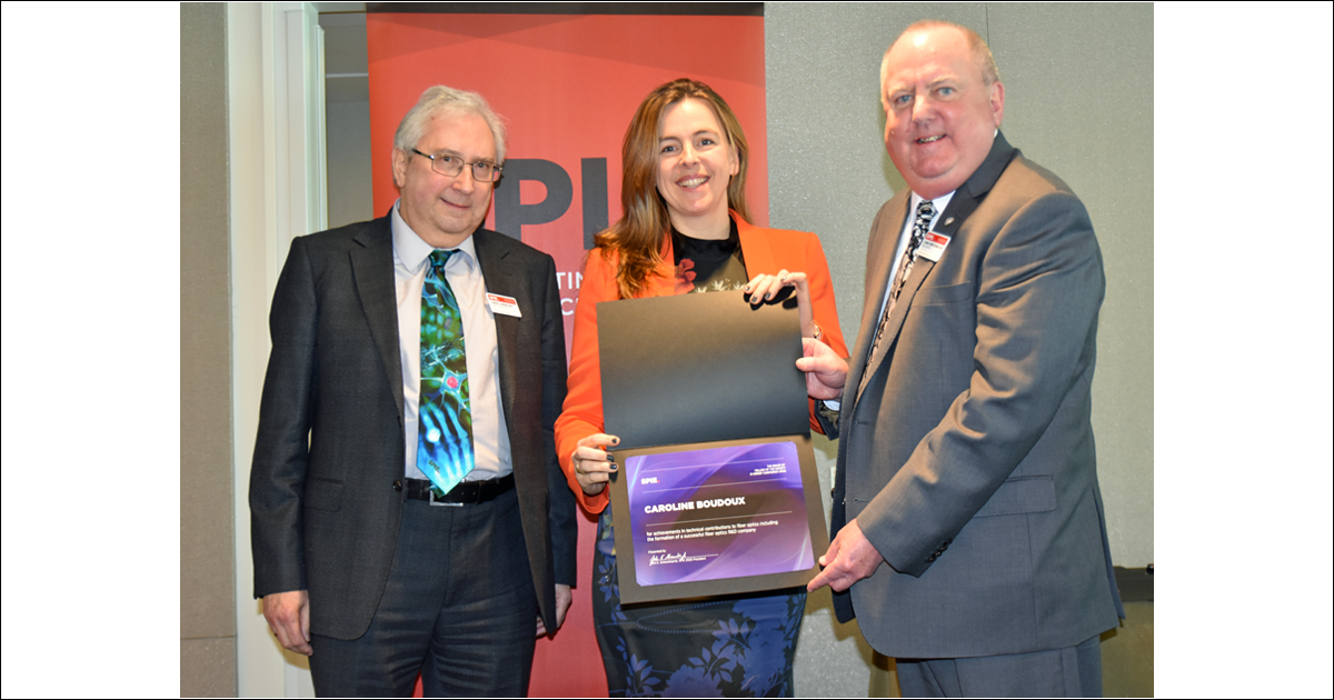 David Andrews, président élu de la société SPIE, Caroline Boudoux, professeure titulaire au Département de génie physique, et John Greivenkamp, président de la société SPIE. (Photo : SPIE) David Andrews, président élu de la société SPIE, Caroline Boudoux, professeure titulaire au Département de génie physique, et John Greivenkamp, président de la société SPIE. (Photo : SPIE)