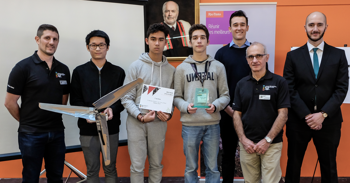 De gauche à droite : David Saussié, professeur agrégé au Département de génie électrique de Polytechnique Montréal; Stanley Wu, Maxime Berthout et Benjamin Saglietto, de l’équipe Red Tornado, du Collège international Marie-de-France, qui s’est méritée la De gauche à droite : David Saussié, professeur agrégé au Département de génie électrique de Polytechnique Montréal; Stanley Wu, Maxime Berthout et Benjamin Saglietto, de l’équipe Red Tornado, du Collège international Marie-de-France, qui s’est méritée la