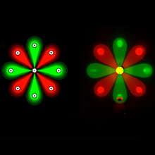 Motif de fleur produit par microfluidique multipolaire. Étienne Boulais (théorie), Pierre-Alexandre Goyette (expérience).	