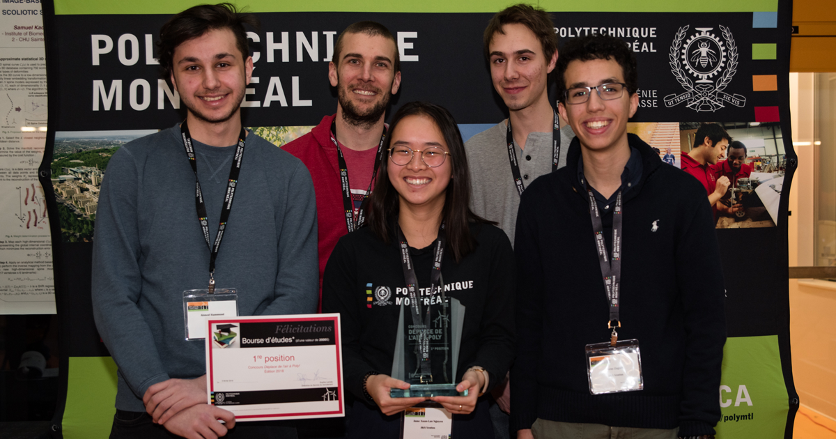 Première position : l'équipe AKA Ventus du Collège Jean-de-Brébeuf. De gauche à droite : Ken Zaghib; le mentor François Meunier; Anne Xuan-Lan Nguyen; le mentor Antoine Doray; Ahmed Hammoud.