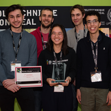 Première position: l'équipe AKA Ventus du Collège Jean-de-Brébeuf. De gauche à droite : Ken Zaghib; le mentor François Meunier; Anne Xuan-Lan Nguyen; le mentor Antoine Doray; Ahmed Hammoud.