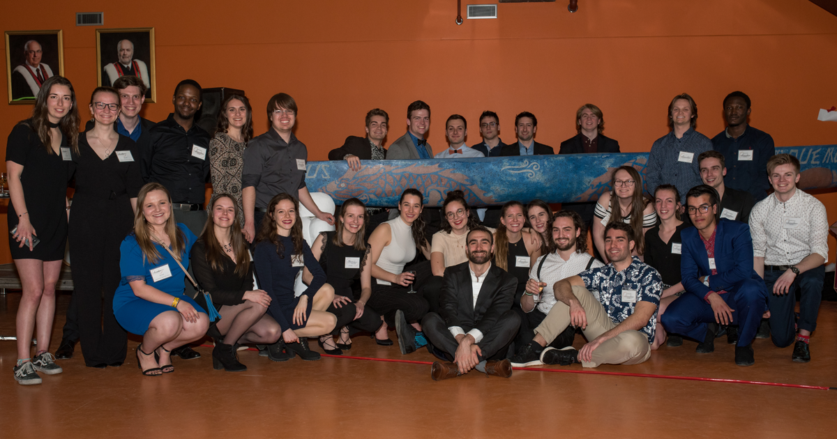 Les membres de la société technique Canoë de béton de Polytechnique Montréal, accompagnés des membres de la société technique Pont d'acier de Polytechnique Montréal, lors du dévoilement des prototypes en avril 2019. (Photo : PolyPhoto)