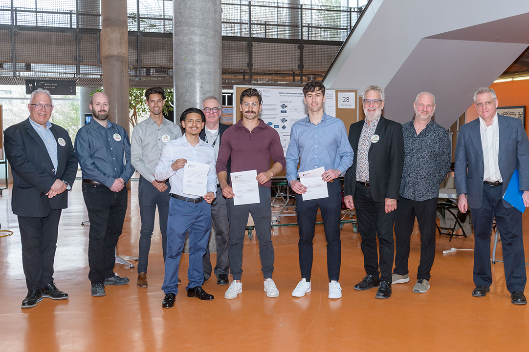 Les personnes ayant remporté un prix et les membres du jury pour le groupe 2 du cours ELE3000 à la session d'hiver 2025 à Polytechnique Montréal.