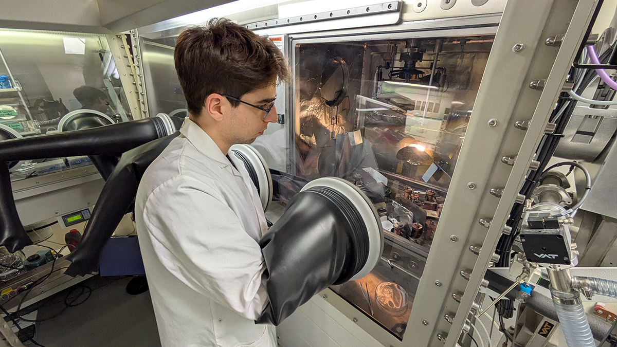 Arnaud Petit, étudiant au doctorat et co-auteur de l’étude, prépare un échantillon sur lequel sera déposé une couche mince de molécules organiques par évaporation thermique sous vide. (Photo : Polytechnique Montréal) Arnaud Petit, étudiant au doctorat et co-auteur de l’étude, prépare un échantillon sur lequel sera déposé une couche mince de molécules organiques par évaporation thermique sous vide. (Photo : Polytechnique Montréal)