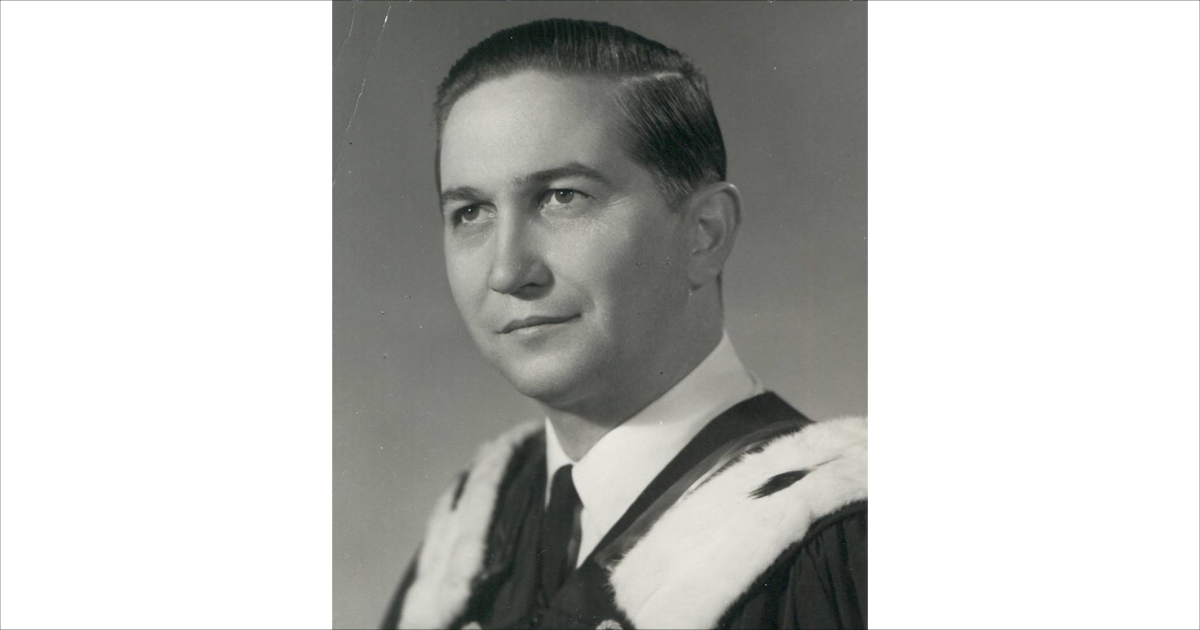 Portrait officiel de Julien Dubuc à titre de directeur général de l’École Polytechnique de Montréal. (Photo : Bureau des archives)