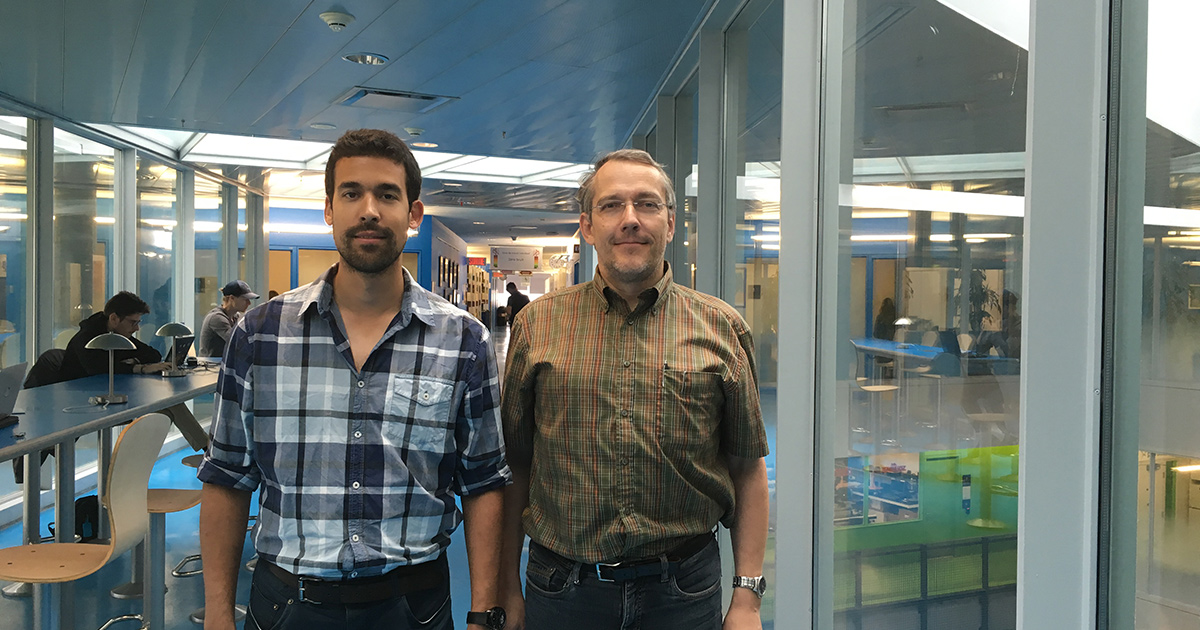 De gauche à droite : Karim Achouri, étudiant au doctorat au Département de génie électrique de Polytechnique Montréal; Christophe Caloz, professeur titulaire au Département de génie électrique de Polytechnique Montréal. De gauche à droite : Karim Achouri, étudiant au doctorat au Département de génie électrique de Polytechnique Montréal; Christophe Caloz, professeur titulaire au Département de génie électrique de Polytechnique Montréal.