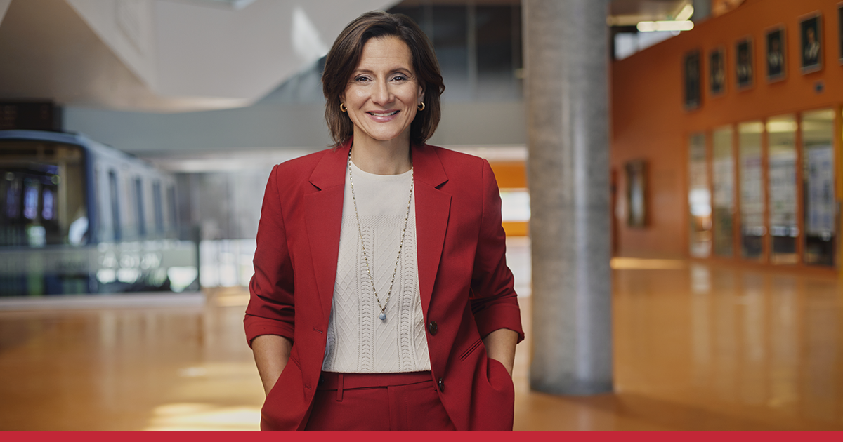 Maud Cohen vêtue de rouge dans l'agora des pavillons Lassonde Portrait de Maud Cohen