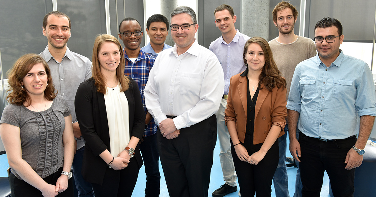 Miguel Anjos et des étudiants de Polytechnique Montréal. Miguel Anjos et des étudiants de Polytechnique Montréal.