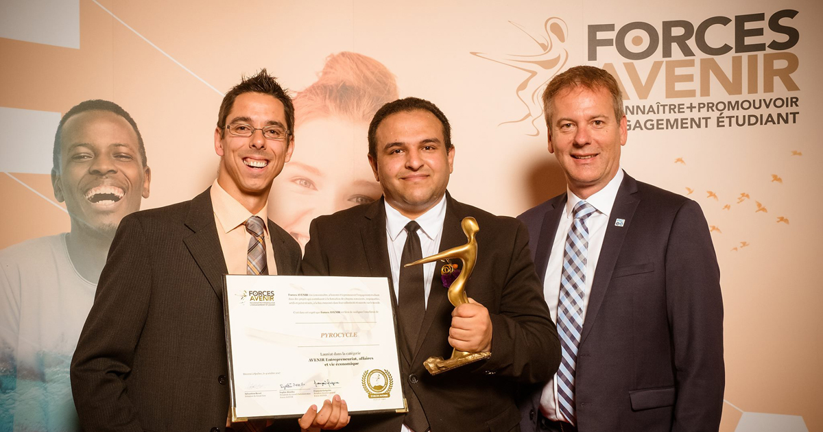 Mohamed Khalil et des représentants de l'ACEE du Québec lors du gala universitaire Forces AVENIR 2017. Mohamed Khalil et des représentants de l'ACEE du Québec lors du gala universitaire Forces AVENIR 2017.