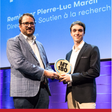 Pierre-Luc Marcil, directeur - Soutien à la recherche et expertise à l'IREQ, remet le premier prix du jury à Vincent Taboga, étudiant au doctorat à Polytechnique Montréal. (Photo : Hombeline Dumas/Acfas)