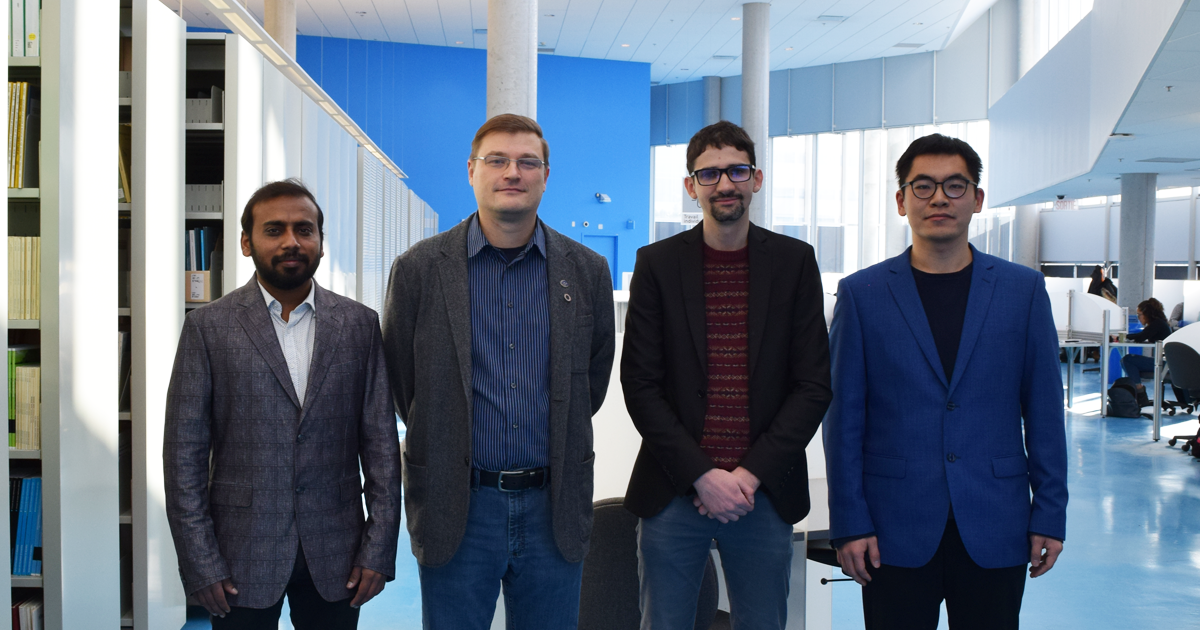 Le doctorant Kathirvel Nallappan, le professeur Maksim Skorobogatiy, le doctorant Hichem Guerboukha et le doctorant Yang Cao Le doctorant Kathirvel Nallappan, le professeur Maksim Skorobogatiy, le doctorant Hichem Guerboukha et le doctorant Yang Cao