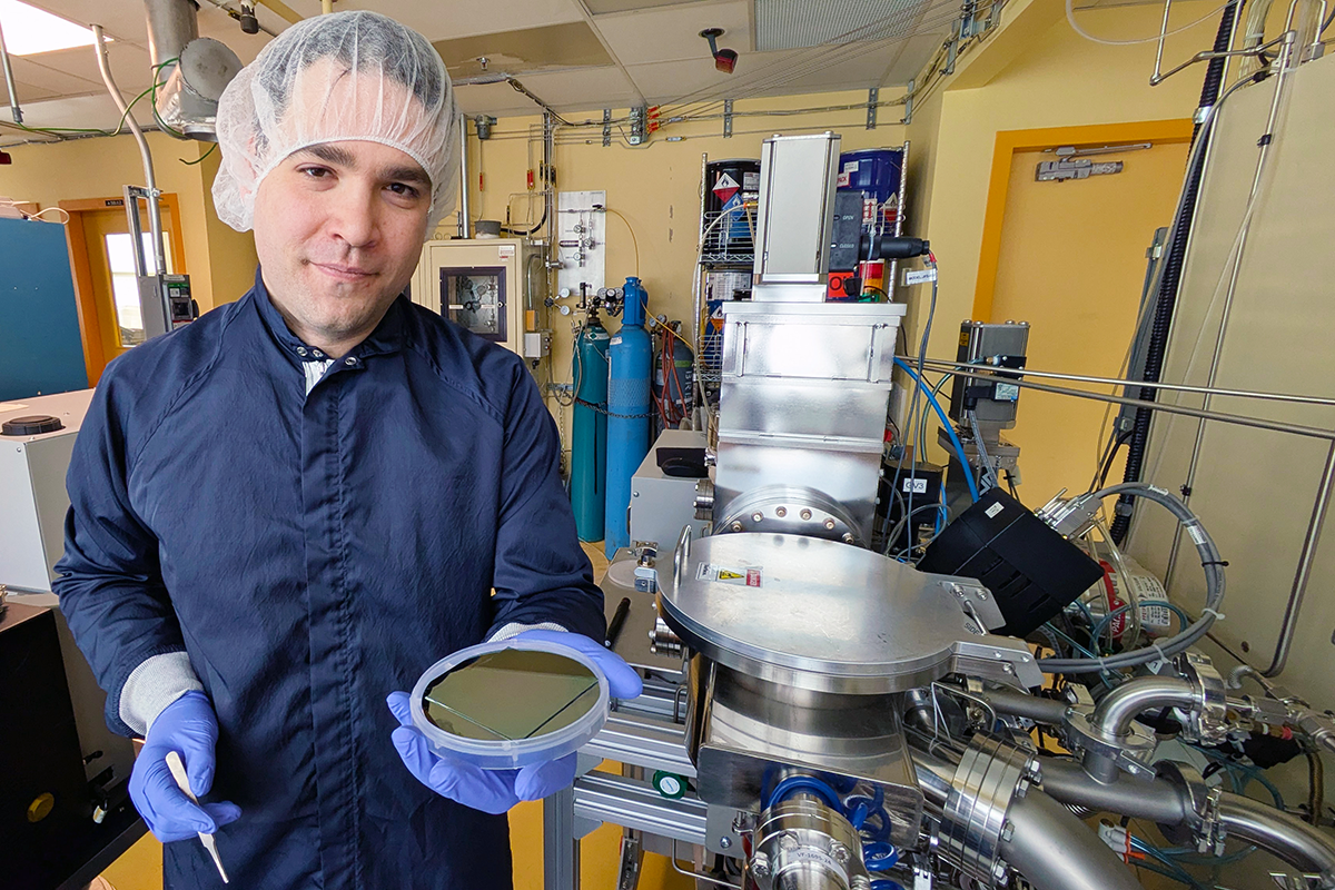 Patrick Daoust, stagiaire postdoctoral à Polytechnique Montréal, fabrique des structures quantiques sur des gaufrettes de silicium par croissance épitaxiale. (Photo : Martin Primeau)