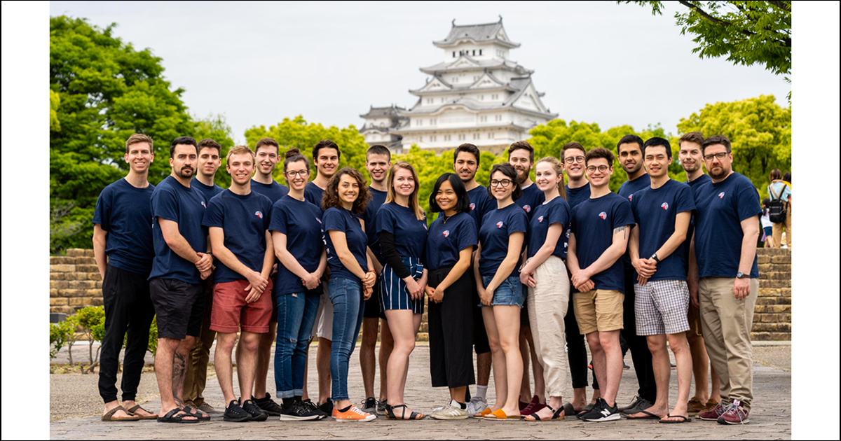 Les membres de l’édition 2019 de Poly-Monde, accompagnés du professeur Marcellin Joanis (à droite), devant le château Himeji lors de leur mission industrielle au Japon. (Photo : Poly-Monde)