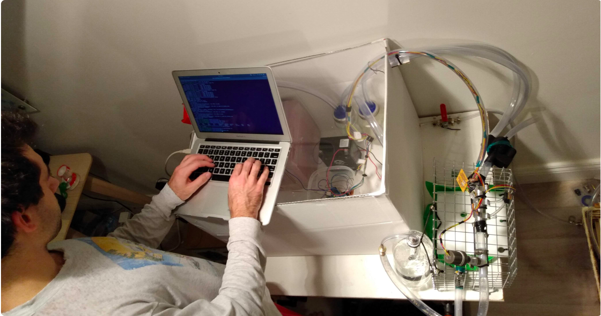 Jean-Romain Roy, étudiant au programme de génie électrique à Polytechnique, met la touche finale au prototype de respirateur artificiel que son équipe soumettra dans quelques heures au Défi Respirateur Code Vie. Jean-Romain Roy, étudiant au programme de génie électrique à Polytechnique, met la touche finale au prototype de respirateur artificiel que son équipe soumettra dans quelques heures au Défi Respirateur Code Vie.