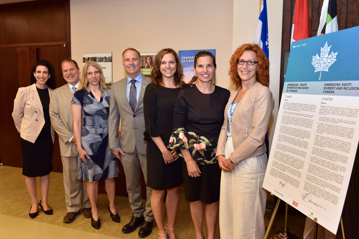 Rachel Bendayan, Jean Choquette, Sarah Dorner, François Bertrand, Danika Goosney, Kirsty Duncan, Annie Ross. (Photo : Denis Bernier Photographe) Rachel Bendayan, Jean Choquette, Sarah Dorner, François Bertrand, Danika Goosney, Kirsty Duncan, Annie Ross. (Photo : Denis Bernier Photographe)
