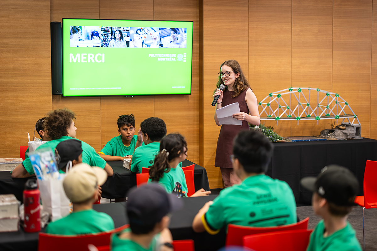 À l'occasion de la remise de la Bourse d'excellence Claudette-MacKay-Lassonde, Ruby Sinclair a animé un atelier de construction de ponts avec des campeuses et campeurs du camp d'été scientifique Folie Technique. (Photo : Éric Carrière) À l'occasion de la remise de la Bourse d'excellence Claudette-MacKay-Lassonde, Ruby Sinclair a animé un atelier de construction de ponts avec des campeuses et campeurs du camp d'été scientifique Folie Technique. (Photo : Éric Carrière)