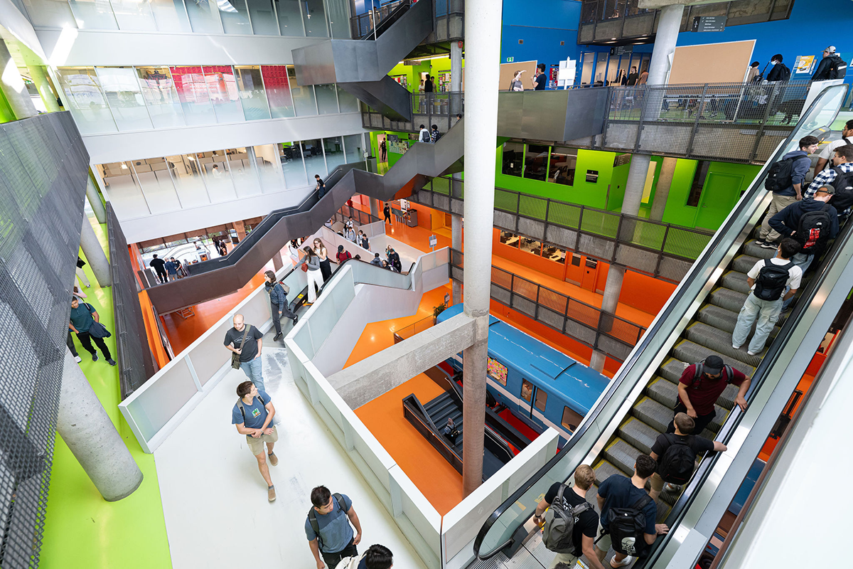 Vue de l'intérieur des pavillons Lassonde à Polytechnique Montréal. (Photo : Caroline Perron) Vue de l'intérieur des pavillons Lassonde à Polytechnique Montréal. (Photo : Caroline Perron)