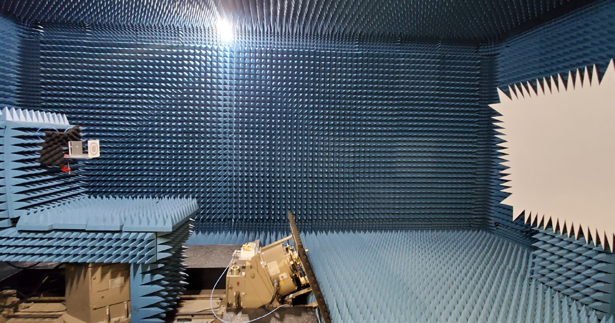 Chambre anéchoïque du laboratoire Poly-Grames à Polytechnique Montréal.