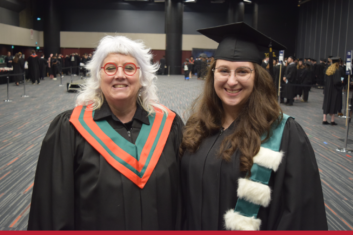Laurie Fontaine, diplômée au doctorat en génie chimique (à droite), et Caroline Jodoin, directrice du Service aux étudiants de Polytechnique (SEP). (Photo : Polytechnique Montréal) Laurie Fontaine, diplômée au doctorat en génie chimique (à droite), et Caroline Jodoin, directrice du Service aux étudiants de Polytechnique (SEP). (Photo : Polytechnique Montréal)