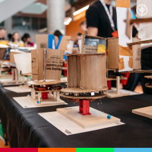 Des mini-éoliennes conçues et fabriquées au concours « Déplace de l'air à Poly » 2026. (Photo : Annie Diotte)