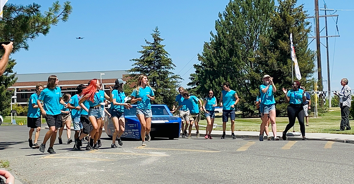 Les membres de Projet Esteban ont franchi la ligne d'arrivée à pied, aux côtés du prototype Esteban 10, à la fin de l'American Solar Challenge. (Photo : Projet Esteban, voiture solaire) Les membres de Projet Esteban ont franchi la ligne d'arrivée à pied, aux côtés du prototype Esteban 10, à la fin de l'American Solar Challenge. (Photo : Projet Esteban, voiture solaire)