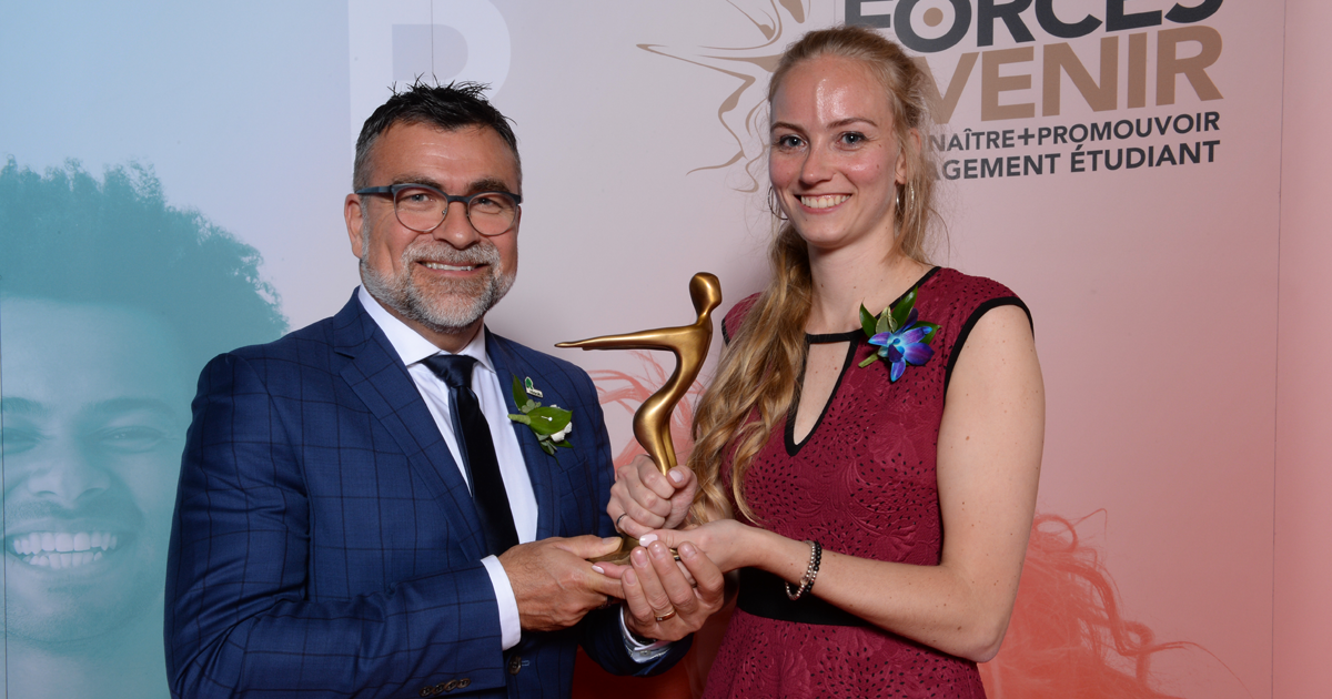 De gauche à droite : Karl Blackburn, directeur principal, Affaires publiques et relations gouvernementales chez Produits forestiers Résolu – Canada; Marie-Ève Richard, lauréate du trophée AVENIR dans la catégorie « Personnalité 2e et 3e cycles ». De gauche à droite : Karl Blackburn, directeur principal, Affaires publiques et relations gouvernementales chez Produits forestiers Résolu – Canada; Marie-Ève Richard, lauréate du trophée AVENIR dans la catégorie « Personnalité 2e et 3e cycles ».