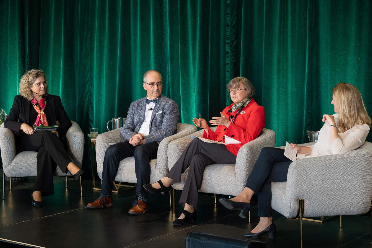 Nathalie De Marcellis-Warin, Luc Sirois, Geneviève Tanguay et Marilyne Fiaschi au Forum de la recherche et de l'innovation de Polytechnique Montréal. (Photo : Thierry du Bois)