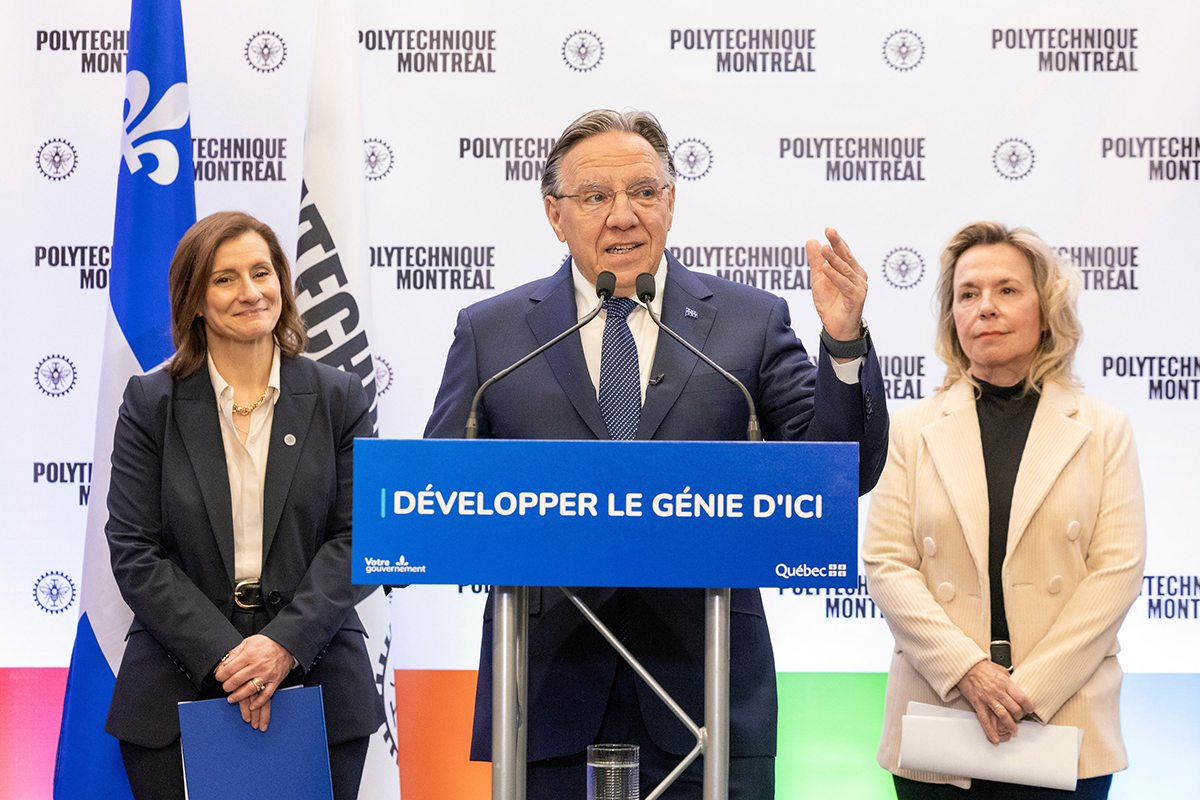 De gauche à droite : Maud Cohen, directrice générale de Polytechnique Montréal, François Legault, premier ministre du Québec, et Martine Biron, ministre de l'Enseignement supérieur. (Photo : Thierry du Bois)
